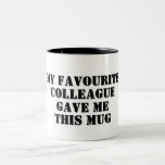 Personalisiertes Funny Colleague Geschenk Geheimni Zweifarbige Tasse<br><div class="desc">Funny Personalisiertes Zitat Tasse mit "Meine Lieblingskollegin gab mir diese Tasse" Sprichwort für Arbeitsbüros Kollegen , Geburtstagsgeschenk , Geheimtipp , Weihnachten , verlassend Geschenk oder für einen nahen Freund. Es wird sicherlich etwas Spaß und Lachen bringen. Geeignet für Männer , Frauen oder alle Arbeitskollegen oder Freunde, die Sie als ihre...</div>