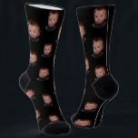 Personalisiertes Funny Face Foto Socken<br><div class="desc">Unsere personalisierten schwarzen, lustigen Socken. Diese personalisierten Socken ermöglichen es Ihnen, Ihr Gesicht oder das Gesicht eines geliebten Menschen auf die Socken zu legen, um ein wirklich einzigartiges und persönliches Geschenk zu machen. Das unisex Design macht es für jeden perfekt. Ob für sich selbst oder als Geschenk, diese Foto-Socken werden...</div>
