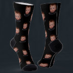 Personalisiertes Funny Face Foto Socken<br><div class="desc">Unsere personalisierten schwarzen, lustigen Socken. Diese personalisierten Socken ermöglichen es Ihnen, Ihr Gesicht oder das Gesicht eines geliebten Menschen auf die Socken zu legen, um ein wirklich einzigartiges und persönliches Geschenk zu machen. Das unisex Design macht es für jeden perfekt. Ob für sich selbst oder als Geschenk, diese Foto-Socken werden...</div>