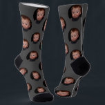 Personalisiertes Funny Face Foto Socken<br><div class="desc">Unsere personalisierten dunkelgrauen lustigen Socken. Diese personalisierten Socken ermöglichen es Ihnen, Ihr Gesicht oder das Gesicht eines geliebten Menschen auf die Socken zu legen, um ein wirklich einzigartiges und persönliches Geschenk zu machen. Das unisex Design macht es für jeden perfekt. Ob für sich selbst oder als Geschenk, diese Foto-Socken werden...</div>