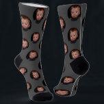 Personalisiertes Funny Face Foto Socken<br><div class="desc">Unsere personalisierten dunkelgrauen lustigen Socken. Diese personalisierten Socken ermöglichen es Ihnen, Ihr Gesicht oder das Gesicht eines geliebten Menschen auf die Socken zu legen, um ein wirklich einzigartiges und persönliches Geschenk zu machen. Das unisex Design macht es für jeden perfekt. Ob für sich selbst oder als Geschenk, diese Foto-Socken werden...</div>