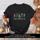 Personalisiertes Funny Face Foto Weihnachtself T-Shirt<br><div class="desc">Erleben Sie mit unserer Familie und Freunden Custom Elf Face Feststimmung T - Shirt für Weihnachten! Personalisieren Sie den T - Shirt mit bezaubernden Elfendesigns, und fügen Sie die Gesichter Ihrer Familie hinzu, um es einzigartig zu machen. Dieses Shirt ist ideal für Fotos oder Ansammlungen. Ideal für Familienfeiern, Gruppenveranstaltungen und...</div>