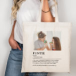 Personalisiertes Funtie-Definition-Zitat Tragetasche<br><div class="desc">Dieses Zitat-Design der Funtie-Definition ist der perfekte Weg, um die besondere Bindung zu feiern, die Ihre Schwester mit Ihrem Kind als "Fun Tunt" teilt. Dieses Design ist etwas, das nicht nur ihr Leben erhellt, sondern auch die einzigartige Freude und Liebe, die sie Ihrer Familie bringt, einfängt. Ob es um ein...</div>