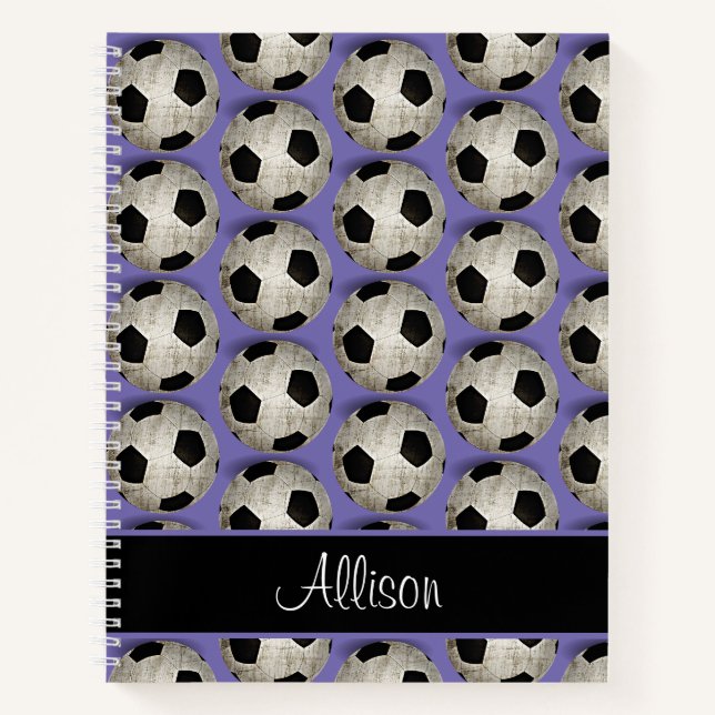 Personalisiertes Fußball-Balls-Muster Lila Notizbuch (Vorderseite)