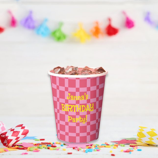 Personalisiertes Geburtstagsparteienrosa Prüfmuste Pappbecher (Personalized Birthday Party Pink Checkered Pattern Paper Cups)