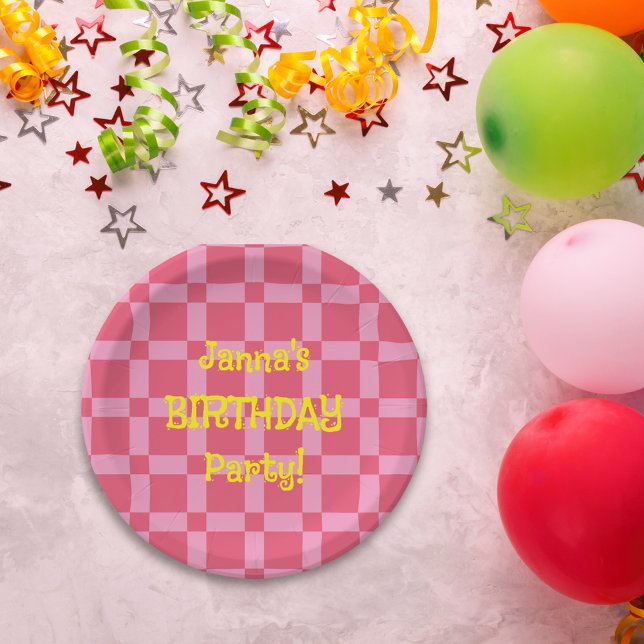 Personalisiertes Geburtstagsparteienrosa Prüfmuste Pappteller (Personalized Birthday Party Pink Checkered Pattern Paper Plates)
