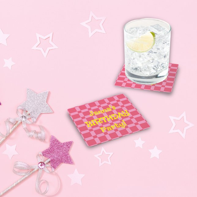 Personalisiertes Geburtstagsparteienrosa Prüfmuste Rechteckiger Pappuntersetzer (Personalized Birthday Party Pink Checkered Pattern Square Paper Coaster)