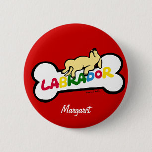 Personalisiertes gelbes Labrador mit einem vollen Button