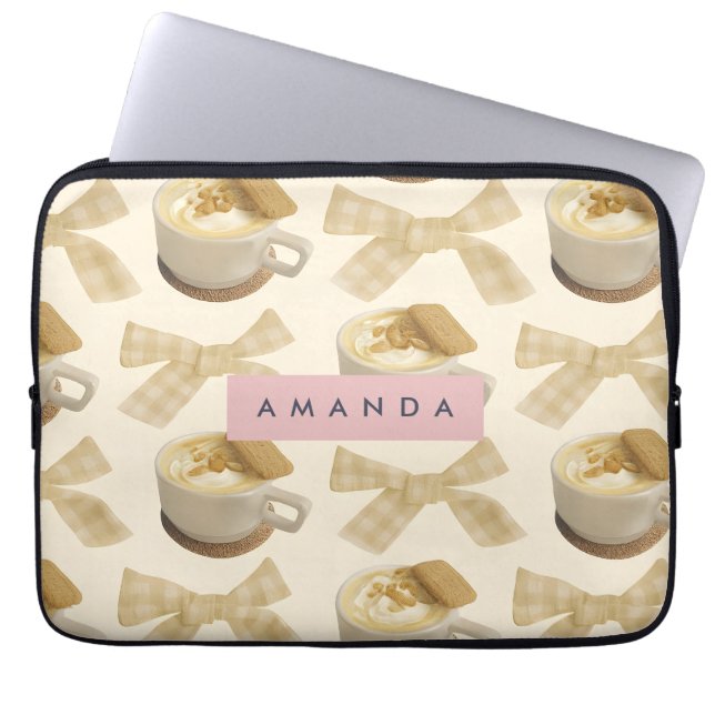 Personalisiertes, gemütliches Latte & Gingham Bow  Laptopschutzhülle (Vorderseite)