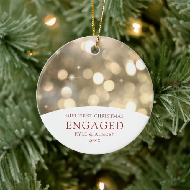 Personalisiertes Gold Bokeh Lights Verlobtes Paar Keramik Ornament (Baum)