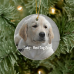 Personalisiertes Golden Retriever Hund Foto und Na Keramik Ornament<br><div class="desc">Personalisieren Sie diesen Sake mit dem Foto und dem Namen Ihres Hundes oder Welpen (oder dem Foto/Namen eines anderen Hauses oder einer Person). Im Text steht "Bester Hund je" oder fügen Sie Ihren eigenen Text hinzu - Wir Liebe Daisy (Hundenname), Hundefest oder Tag der Abreise. Klicken Sie einfach auf "Anpassen",...</div>