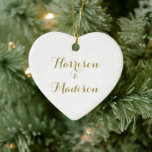 Personalisiertes Goldskript - Eheschließung Keramik Ornament<br><div class="desc">Personalisiertes Skript Couple Name Wedding Heart Keramik Ornament. Elegantes,  klassisches,  minimalistisches Design. Imitate,  Goldtext,  weißer Hintergrund</div>