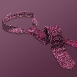 Personalisiertes Golf Monogram Name Burgundy Golf  Krawatte<br><div class="desc">Mit dieser personalisierten Golf-Krawatte mit einem stilvollen Burgundy-Hintergrund und wiederholtem Mongram-Golfball-Muster fügen Sie eine Touch sportlicher Eleganz hinzu. Ideal für Golfliebhaber, Väter, Trauzeugen oder alle, die das Spiel genießen, diese individuelle Krawatte kann mit Ihrem Namen für ein einzigartiges Geschenk personalisiert werden. Egal ob Sie sich für ein Turnierabend, einen Vatertag...</div>