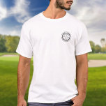 Personalisiertes Golferloch in einem klassischen G T-Shirt<br><div class="desc">Die klassische Retro-Optik mit altertümlicher Briefmarke. Personalisieren Sie den Namen des Golfers,  die Position Loch Nummer und das Datum,  um einen großen Sake zu schaffen,  um dieses fantastische Golfloch in einem zu feiern. Entwickelt von Thisisnotme©</div>