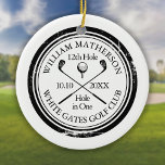 Personalisiertes Golfloch in einem Keepsake Keramik Ornament<br><div class="desc">Die klassische Retro-Optik mit altertümlicher Briefmarke. Personalisieren Sie den Namen,  die Position Loch Nummer und das Datum,  um einen großen Golfkeepake zu schaffen,  um dieses fantastische Loch in einem zu feiern. Entwickelt von Thisisnotme©</div>