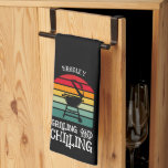 Personalisiertes Grillen und Abkühlen Geschirrtuch<br><div class="desc">Das personalisierte schwarze Küchentuch ist mit einem GRILLEN-Grill auf den Streifen mit den Worten "Grillen und Schillen" versehen. Perfektes Geschenk für den Tag des Vaters oder für seinen Geburtstag.</div>