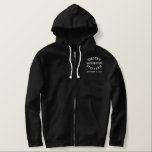 Personalisiertes Groom besticktes Hooded Sweatshir Bestickter Hoodie<br><div class="desc">Diese bestickte Hochzeitsjacke kann leicht mit den Namen der Braut und des Bräutigams zusammen mit dem Datum der Hochzeitsfeier personalisiert werden. Wenn Sie die Farbe, die Größe oder den Schriftart der Schrift ändern möchten, klicken Sie einfach auf die Schaltfläche Anpassen! und gehen Sie von dort aus weiter. Dies könnte auch...</div>
