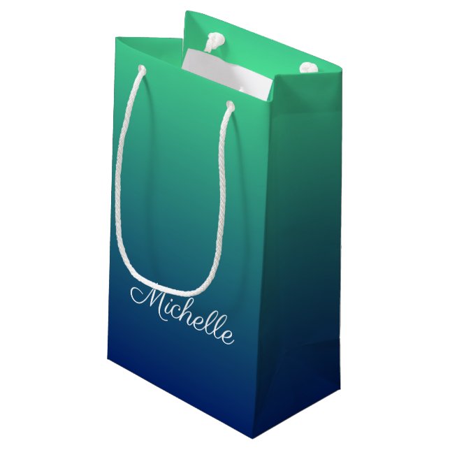 Personalisiertes Grün und blaues Ober Kleine Geschenktüte (Rückseite Schrägansicht)
