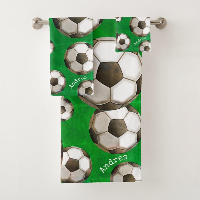 Personalisiertes grünes Fußballfeld | Fußballbälle Badhandtuch Set (Insitu)