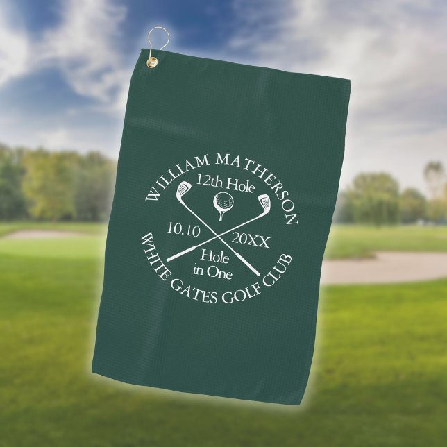 Personalisiertes grünes Loch in einem Golfhandtuch (Personalized Emerald Green Hole in One Golf Towel)