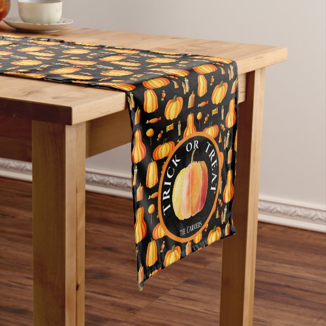 Personalisiertes Halloween-Muster mit Orange Pumpk Großer Tischläufer (Beispiel)
