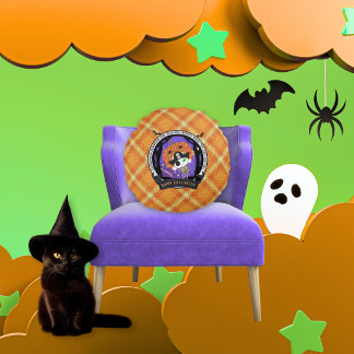 Personalisiertes Halloween Orange Karo Piratenskel Rundes Kissen