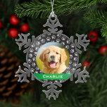 Personalisiertes Haustier Schneeflocken Zinn-Ornament<br><div class="desc">Personalisiere dieses festlich grüne/graue/schwarze metallische Zinnornamente mit einem Foto von deinem Hund oder Welpen. Füge den Namen von deinem Haustier hinzu.</div>