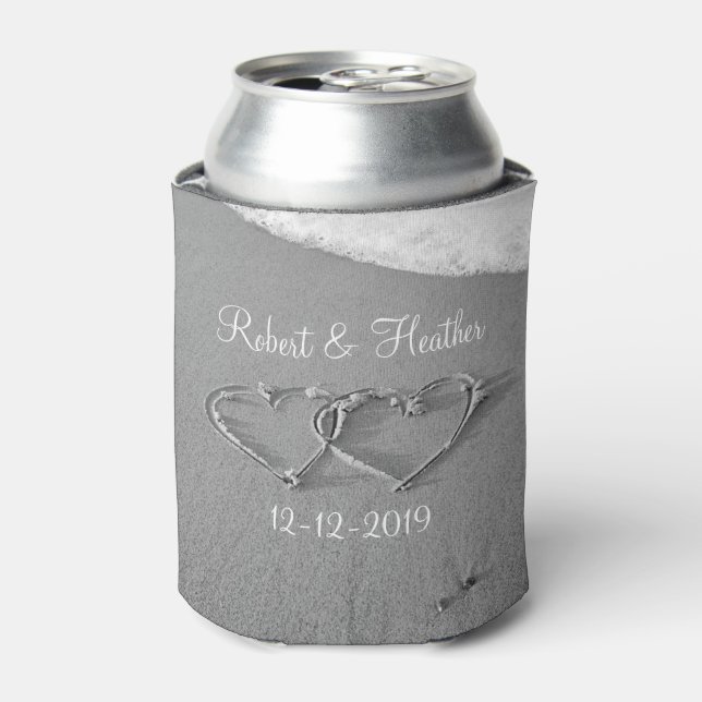 Personalisiertes Herz in Sand Hochzeit kann Kühler Dosenkühler (Kanne Vorderseite)
