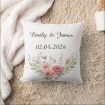 Personalisiertes Hochzeitskissen mit Namen und Dat Kissen<br><div class="desc">Feiern Sie die Liebe mit diesem eleganten personalisierten Hochzeitskissen! Es zeigt die Namen des Paares und das Hochzeitsdatum, verziert mit weichen rosa Rosen und Grünzeug, und ist somit ein perfektes Erinnerungsstück für Frischvermählte. Ideal für die Inneneinrichtung, als Geschenk zum Hochzeitstag, zur Brautparty oder als einzigartiges Hochzeitsgeschenk. Passen Sie es an,...</div>