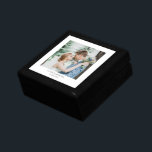 Personalisiertes Hochzeitskoffer für Foto Erinnerungskiste<br><div class="desc">Ein personalisiertes Foto aus Hochzeitsholz lackiert Sake-Box. Ersetzen Sie dieses Foto durch Ihr eigenes Lieblings-Hochzeitsfest-Foto.</div>