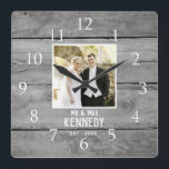 Personalisiertes Hochzeitstil Foto Rustikales Holz Quadratische Wanduhr<br><div class="desc">Einmalige Anniversary Clock to personalize with Foto,  name and established year. The rustic wedding clock with a barn wood effect makes a great gift for weddings,  anniversaries und new home housewarming.</div>