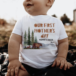 Personalisiertes Holz 1. Muttertag Baby T-shirt