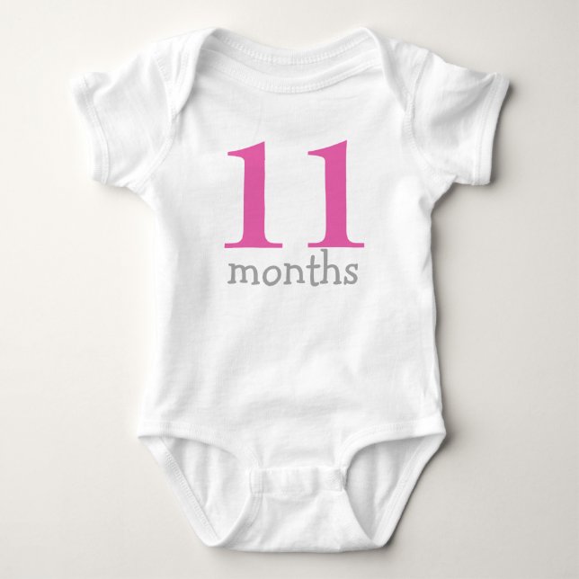 Personalisiertes Hot Pink Monatsbaby Baby Strampler (Vorderseite)