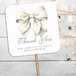 Personalisiertes Hübsch Bow Brautparty Vielen Dank Quadratischer Aufkleber<br><div class="desc">Fügen Sie Ihrem Brautparty eine süße, personalisierte Touch mit dem Personalisierten Hübschen Bow Brautparty Dankeschön Square Sticker hinzu. Mit seinem eleganten Bogen-Design und einem prächtigen Coquette-Flair eignet sich dieser schicke Aufkleber hervorragend, um Ihre Geschenke und Dekoration mit einer anmutigen Note zu versehen. Das vielseitige Design macht es zu einem idealen...</div>