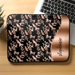 Personalisiertes Hummingbird Muster Rose Gold Schw Laptopschutzhülle<br><div class="desc">Dieses Design zeichnet sich durch eine schicke Rose goldfarbenes metallisches Kolibri-Muster auf einem schwarzen Hintergrund auf dem verlassen, und eine Rose Gold Imitate Folie auf der rechten Seite in Form einer Welle mit Rose Gold Imitate Glitzer begrenzt. Personalisieren Sie es mit Ihrem Namen oder Monogramm in einem stilvollen, handgeschriebenen, schwarzen...</div>