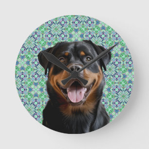 Personalisiertes Hunde-Foto im grünen Mandala-Must Runde Wanduhr