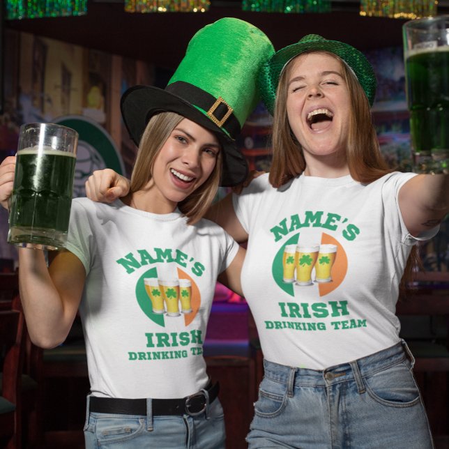 Personalisiertes irisches Trinkteam 3 Frauen T-Shirt (Cheers to St. Patrick's Day with our Irish Drinking Team t-shirts. Order today!)