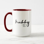 Personalisiertes Jahr Moderne Skriptabby Tasse<br><div class="desc">Diese zweifarbige Tasse wird mit Ihrem Jubiläumsjahr für "Hubby" individuell angepasst. Elegantes Skript mit personalisiertem Text macht ein nachdenkliches Geschenk.</div>