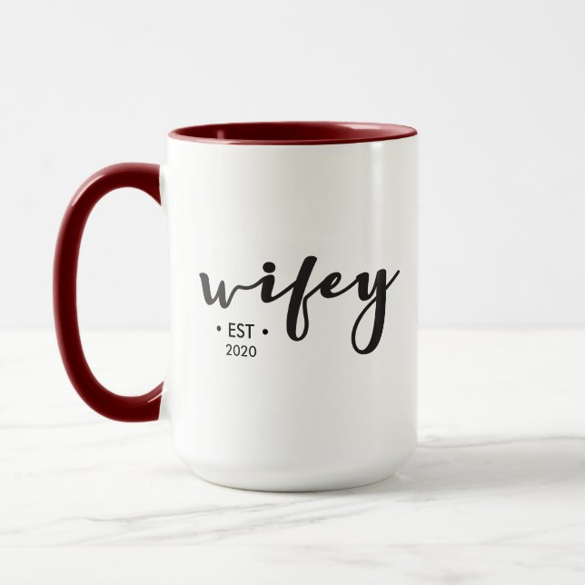 Personalisiertes Jahr Modernes Script Wifey Tasse (Links)