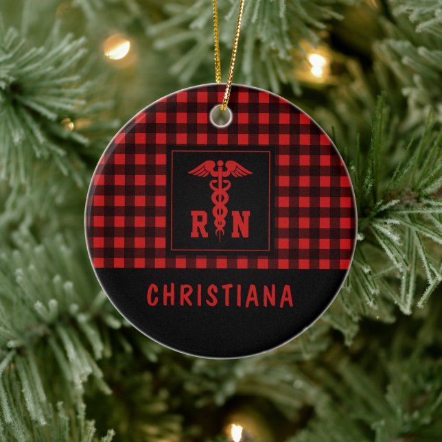 Personalisiertes Kariertes Muster RN Krankenversic Keramik Ornament (Baum)