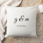 Personalisiertes Kissen mit Hochzeitsnamen – Indiv<br><div class="desc">Feiern Sie die Liebe mit einem individuell bestickten Kissen mit den Namen des Paares und dem Hochzeitsdatum. Perfekt für Hochzeiten, Jahrestage oder Brautduschen, ist dieses Kissen ein einzigartiges Erinnerungsstück, das man für immer bewahren kann. Weich, stilvoll und romantisch – es bringt Wärme in jede Heimdekoration.</div>