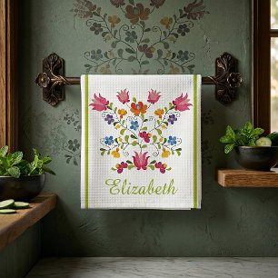 Personalisiertes Küchentuch mit floraler Stickerei