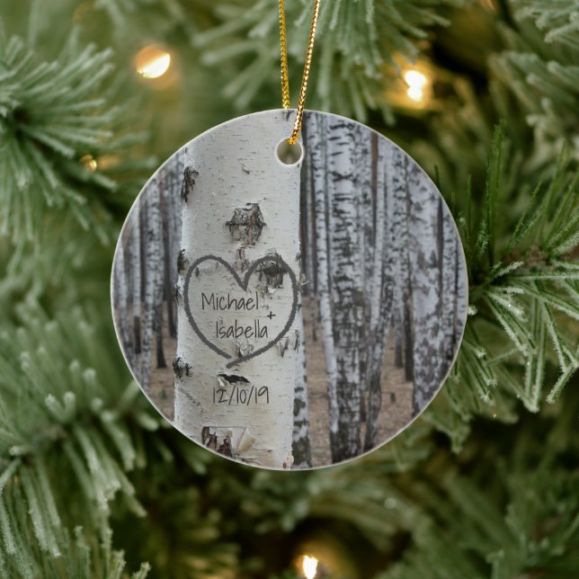 Personalisiertes Land Rustikal geschnitzte Herzmet Keramik Ornament (Baum)