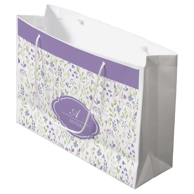 Personalisiertes lila Blumenmonogramm Große Geschenktüte (Vorderseite Schrägansicht)