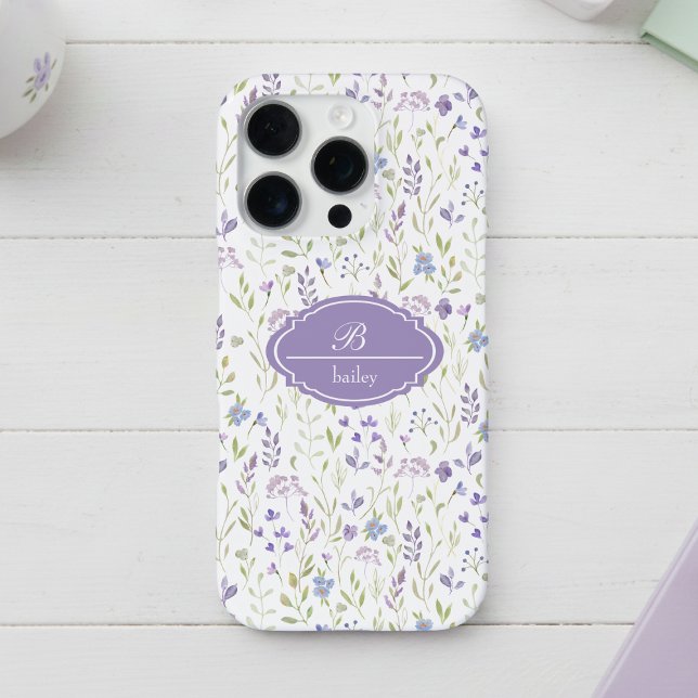 Personalisiertes lila Blumenmonogramm iPhone 16 Pro Hülle (pretty cottagecore lavender purple floral pattern iphone case with monogram in script calligraphy)
