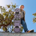 Personalisiertes Lila, Kohle Grau Cartoon Bat Skateboard<br><div class="desc">Fügen Sie einen Namen oder einen anderen Text hinzu,  um Ihr eigenes personalisiertes Skateboard zu erstellen. Dieses Motherboard zeigt eine niedliche Cartoon-Abbildung eines Fledermaus vor einem rauchig lila Hintergrund,  der durch ein lustiges Fledermäusmuster und ein Polka-Dots-Muster betont wird.</div>