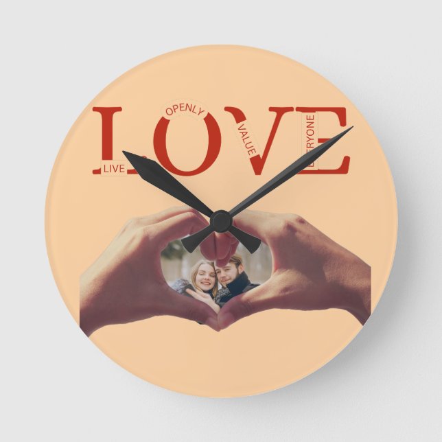 Personalisiertes LOVE-Akronym-Foto Runde Wanduhr (Vorderseite)
