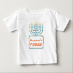 Personalisiertes Menorah 1. Chanukah T-Shirt<br><div class="desc">Dieses niedliche erste Chanukah Babyt-stück kennzeichnet einen bunten menorah Kandelaber mit einer Reihe mit Ziegeln gedeckten blauen Quadraten. Orange Text innerhalb der Grafik kann teilweise personalisiert sein,  den Namen Ihr Kindes zu addieren.</div>