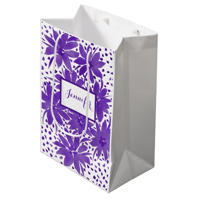 Personalisiertes mittelflorales Design Lila Gesche Mittlere Geschenktüte (Vorderseite Schrägansicht)