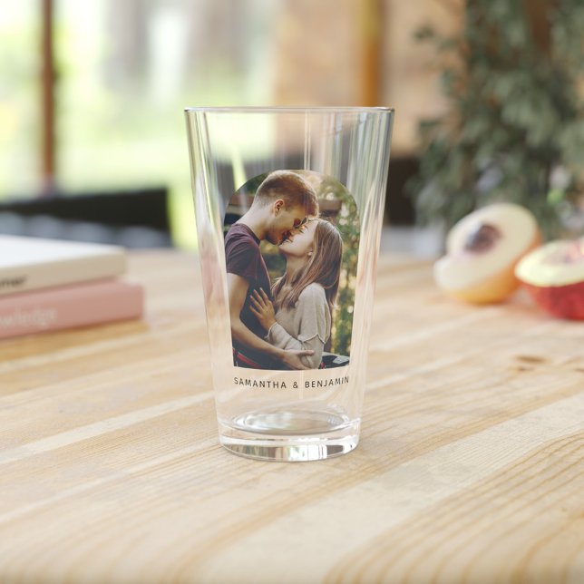 Personalisiertes modernes Foto Keepake Bier Glas (Cute Couple Arch Photo Modern Pink Glass)